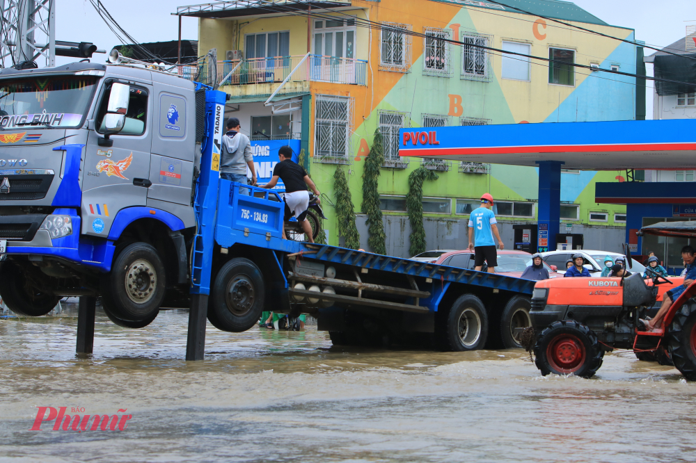 Tại khu vực cây xăng phường Phú Thượng TP Huế rất nhiều phương tiện xe tập kết ở đây để tăng bo tiếp tục di chuyển về các  phường hướng biển Thuận An và các xã qua huyện Phú Vang