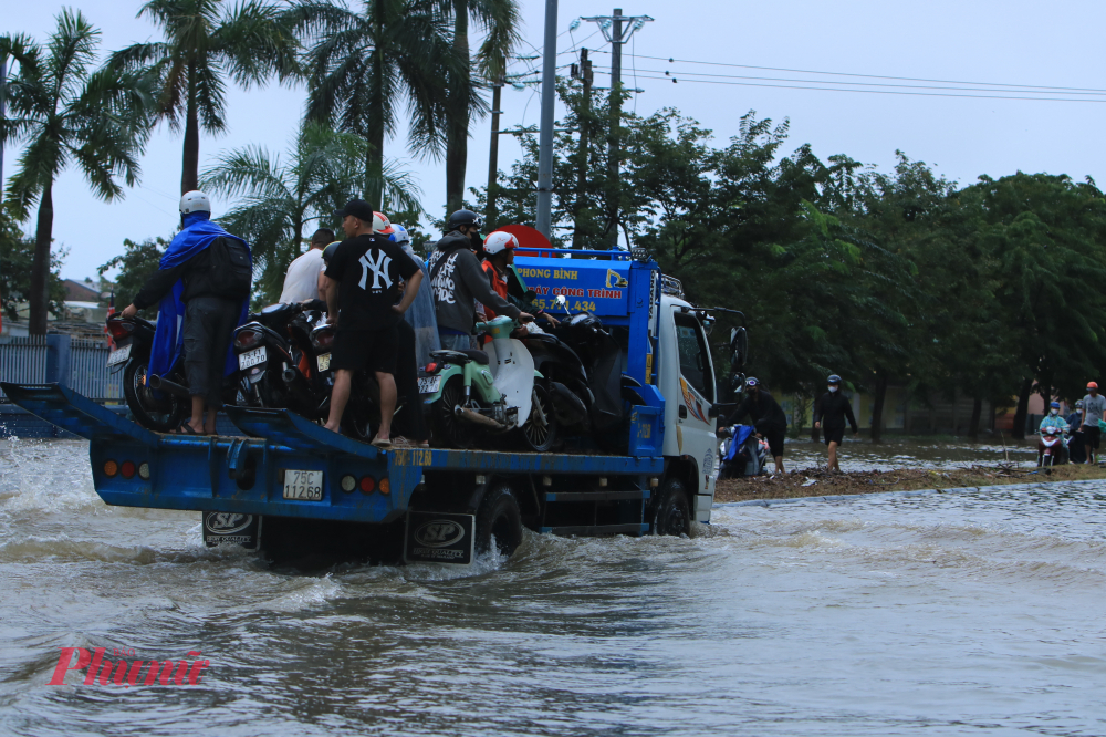 Anh Lê Bá Lâm ở phường Thủy Vân chp biết, do nươc lũ còn lớn nên muốn di chuyển về Thuận An không còn cách nào khác anh phải lên xe tăng bo