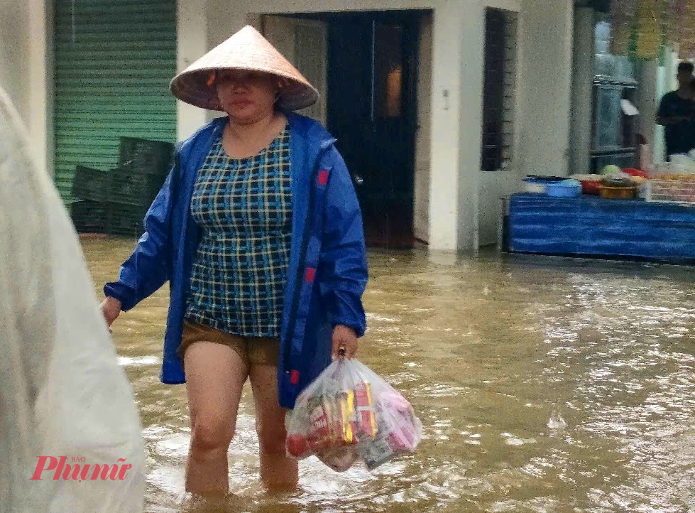 Từ sáng sớm  nước  lũ đã tràn vào nhưngx vùng thấp trũng khu vực làng Vân Dương, có nơi nước cao gần 1m