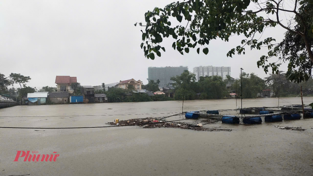 Để chủ động phòng ngừa, ứng phó với mưa lớn, lũ, ngập lụt, lũ quét, sạt lở đất trên địa bàn tỉnh, Chủ tịch UBND tỉnh yêu cầu: 1. Thủ trưởng các sở, ban, ngành, đơn vị và Chủ tịch UBND các huyện, thị xã, thành phố Huế tiếp tục theo dõi sát thông tin dự báo, diễn biến của mưa lũ; kịp thời chỉ đạo, triển khai công tác ứng phó theo phương châm “bốn tại chỗ” theo 