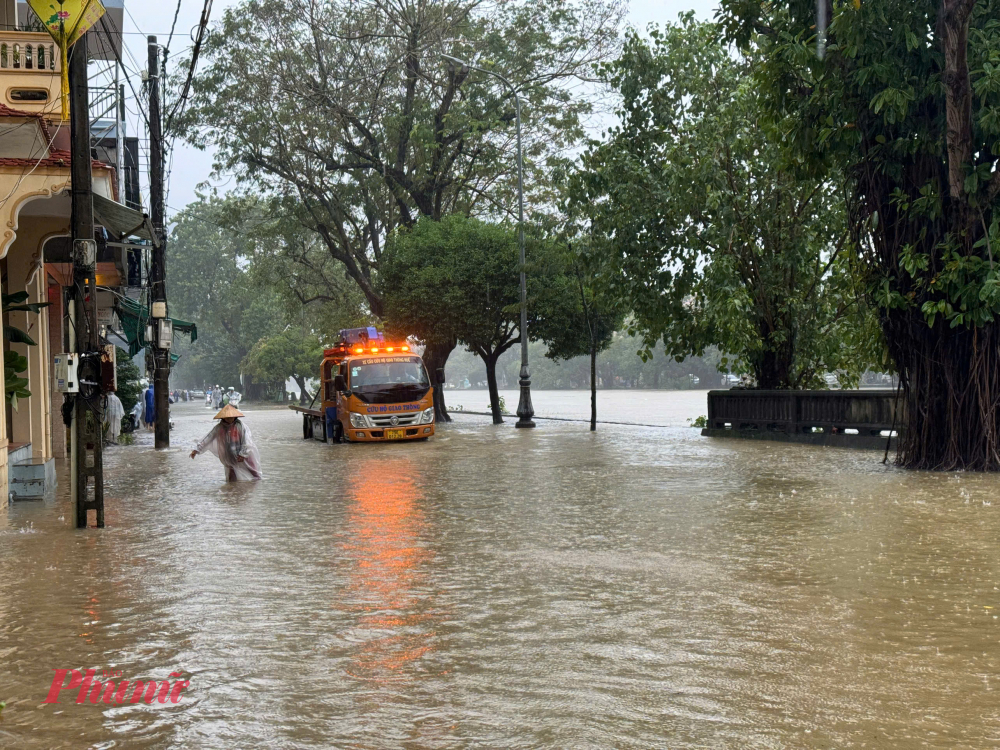 Trong sáng sớm nay tỉnh Thừa Thiên Huế đã có thông báo khẩn cho pheps học sinh trên địa bàn toàn tỉnh được nghỉ học để tránh mưa lũ