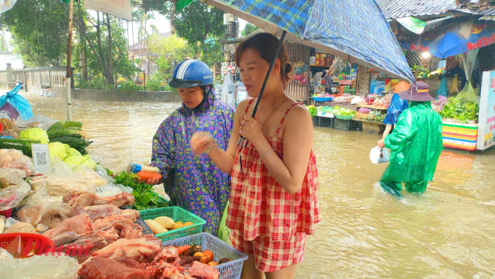 Vốn sống trong vùng rỗn lú của TP Huế khá quen với kinh nghiệm đối phó khi lũ về  nhưng khi được hỏi bà con vẫn bỡ ngỡ vì nước lên nhanh khiến nhiều gai đình không kịp chuẩn bị lương thực 