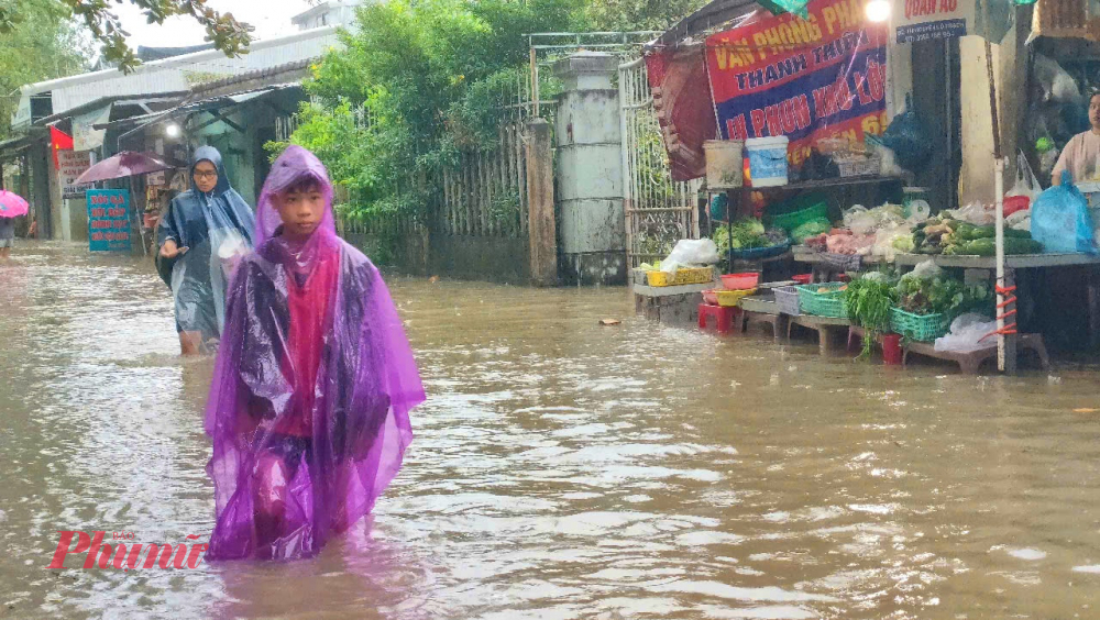 Để đề phòng lũ lụt kéo dài ngày bà con ở đây đã lội nước lũ đi đến những nơi đầu kiệt mua thức ăn về nhà dự trữ tránh lũ