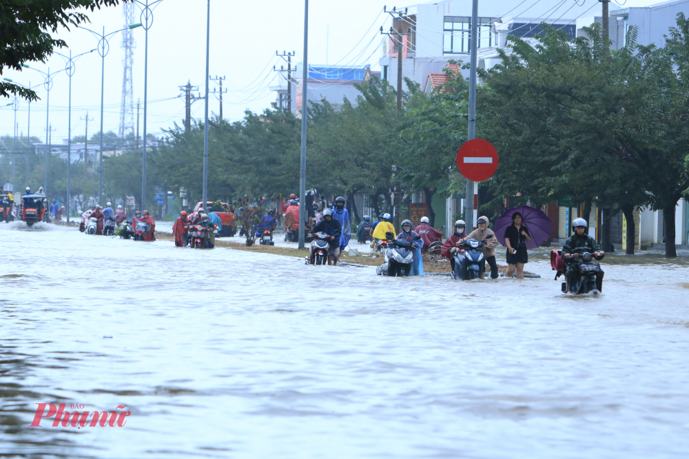 Các phương tiện xe máy bị ngập chết máy khi di chuyển qua tỉnh lộ 10 