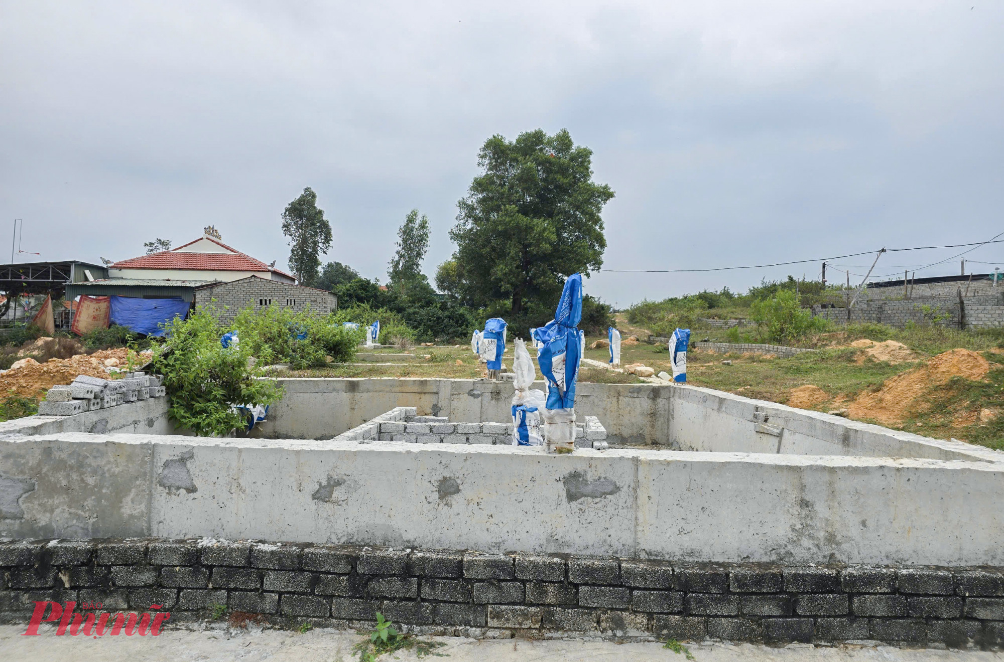 Cạnh nhà chị Hoài, một số móng nhà kiên cố đã hoàn thiện. Theo người dân địa phương, từ đầu năm 2023, nhiều gia đình ở xã Quỳnh Lập đã chuyển vật liệu đến xây dựng nhà kiên cố trên đất quy hoạch khu công nghiệp ở Đồng Quan, dù không được chính quyền cho phép.