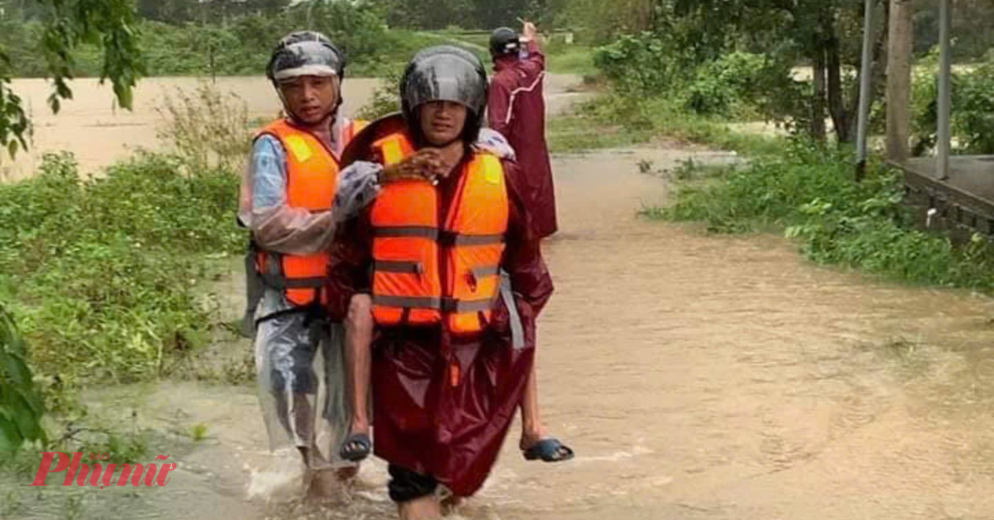 Đưa người dân thôn Phú Gia xã Lộc Tiến (huyện Phú Lộc, Thừa Thiên Huế) đến nơi ở an toàn