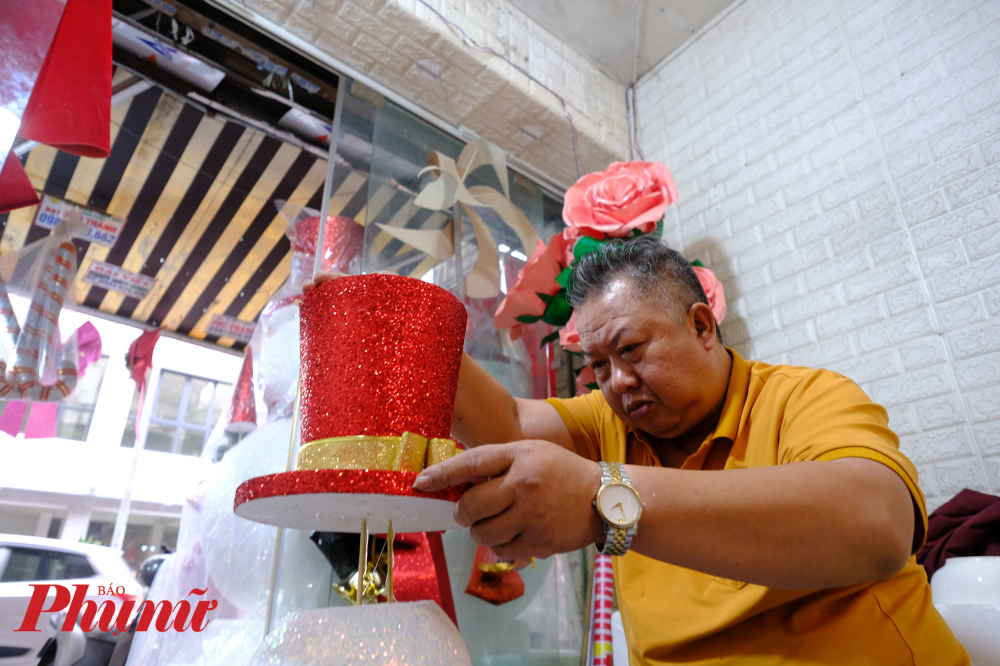 Ông Phương cho biết, Do không thuê người làm nên mọi công đoạn đều do 2 vợ chồng tôi làm hết. Nhiều ngày phải thức đến 2 giờ sáng để hoàn thành sản phẩm