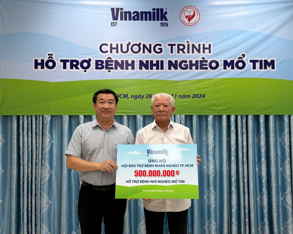 Chủ tịch Hội Bảo trợ Bệnh nhân nghèo TPHCM Trần Thành Long (phải) tiếp nhận