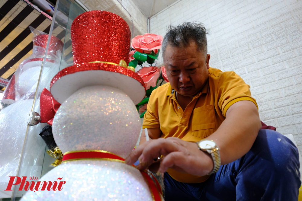 Mỗi ngày, cửa hàng nhà ông Phương bán ra khoảng 30 người tuyết và ông già Noel, thu về khoảng 10 triệu đồng chưa tính tiền nguyên vật liệu.