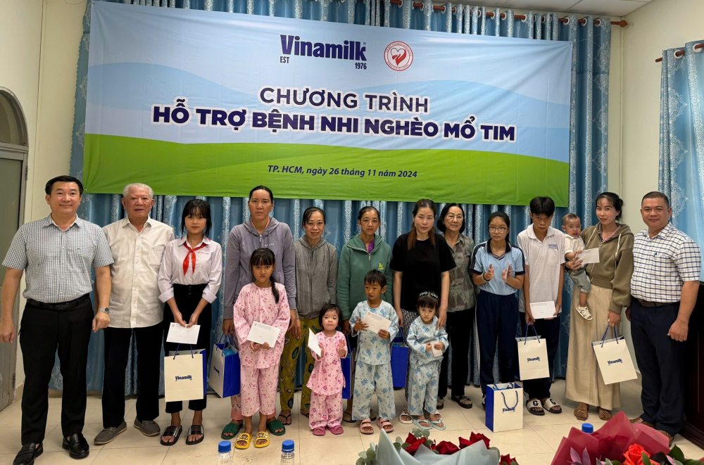 Hội Bảo trợ bệnh nhân nghèo TPHCMhăm, tặng quà các bệnh nhi bệnh tim bẩm sinh được chữa trị trong năm 2024 - Ảnh: Văn Xuân.