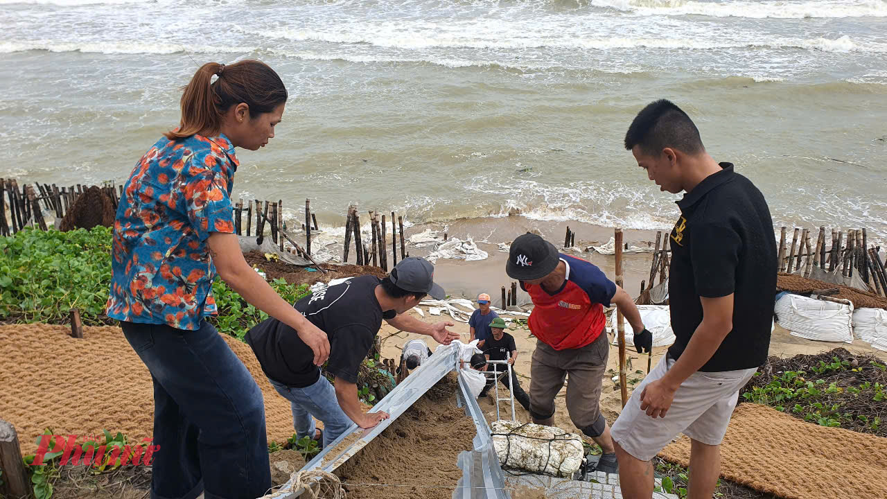 Anh Trần Trung, khối phố Tân Thành, cho biết: Do sạt lở kéo dài nên người dân và các cơ sở du lịch ở đây đã tốn rất nhiều tiền để kè tạm giữ đất. Mỗi lần như vậy tốn hàng trăm triệu đồng để mua tre dựng kè mềm, bao tải, cát, thảm và thuê nhân công, máy móc…