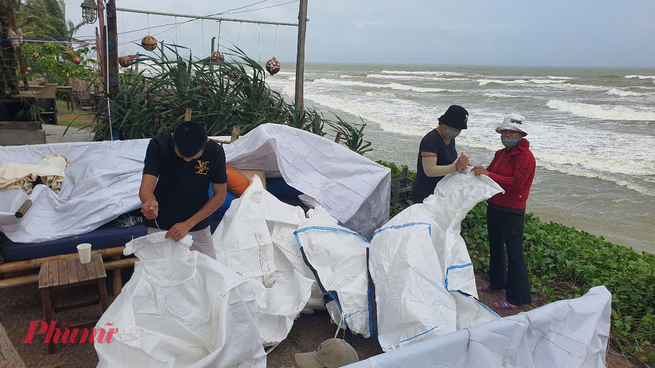 Trước tình hình sạt lở, chủ các cơ sở du lịch ven biển Tân Thành đang hối hả mua cát, bao tải về tự gia cố nhằm bảo vệ tài sản.