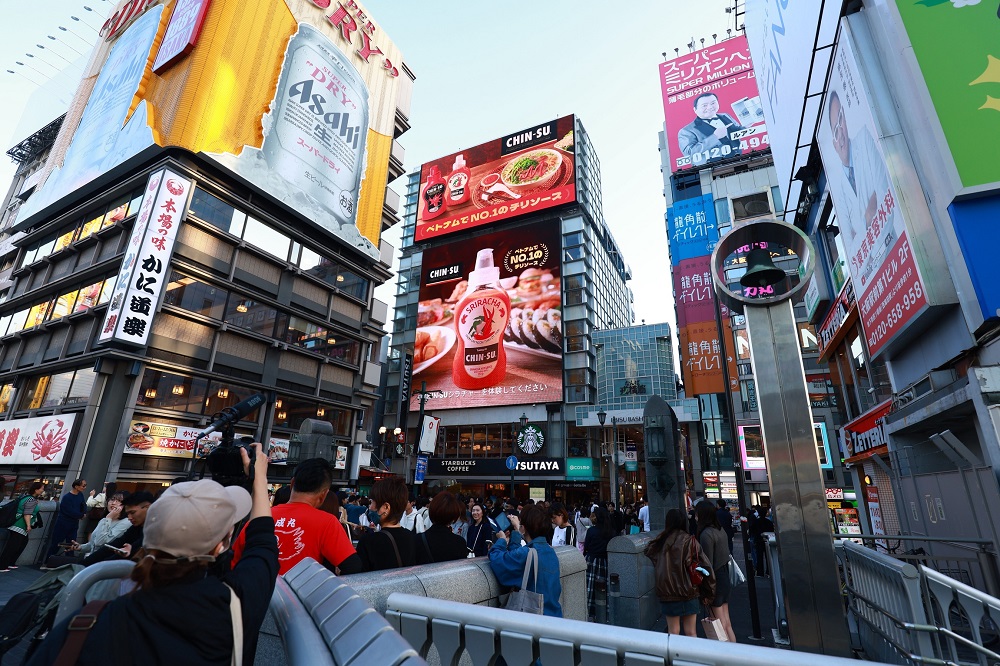 Tương ớt Chin-su xuất hiện hoành tráng tại khu phố ẩm thực sôi động Dotonbori, Osaka - Ảnh: Masan