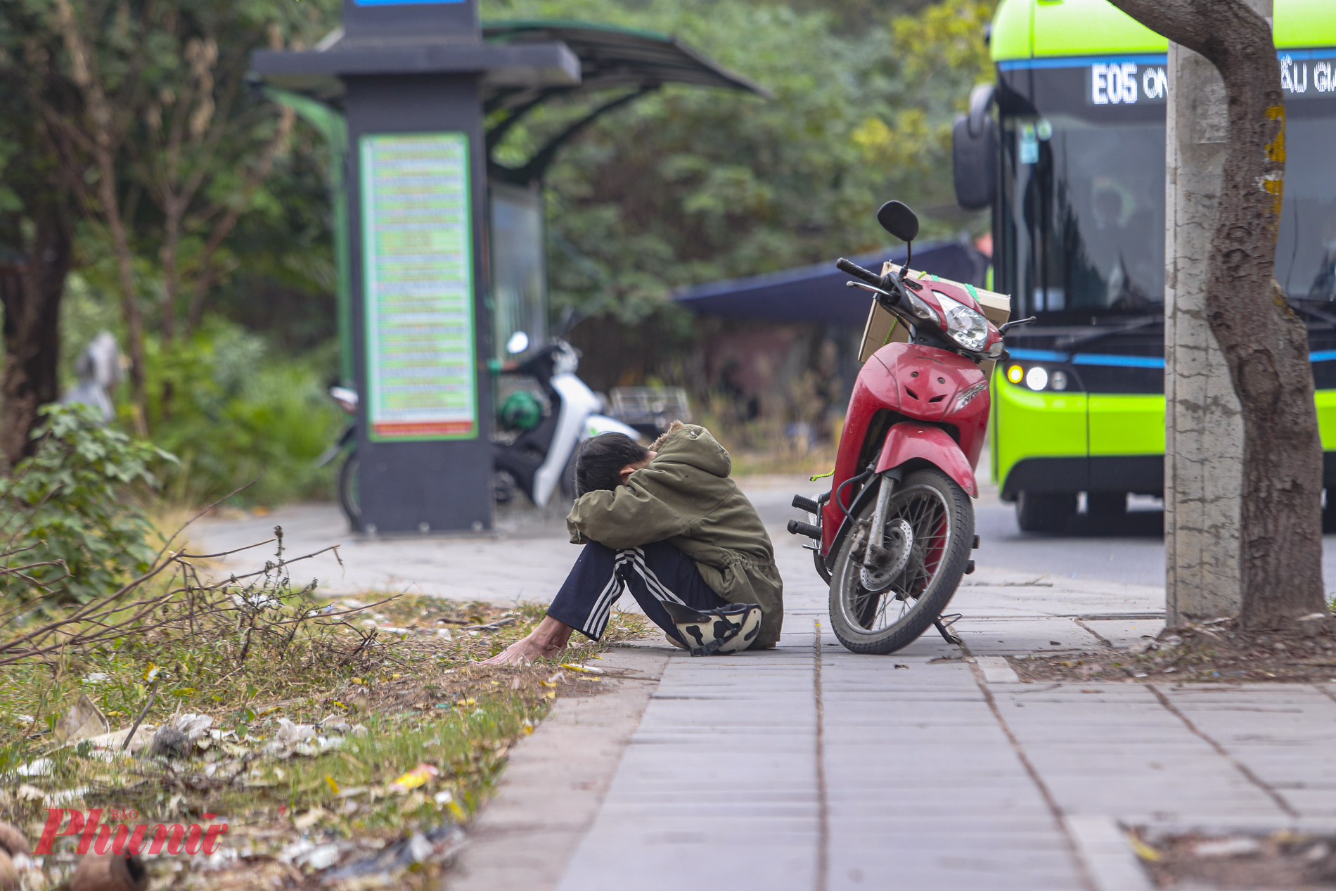 Người dân co ro dưới nền nhiệt giảm sâu.