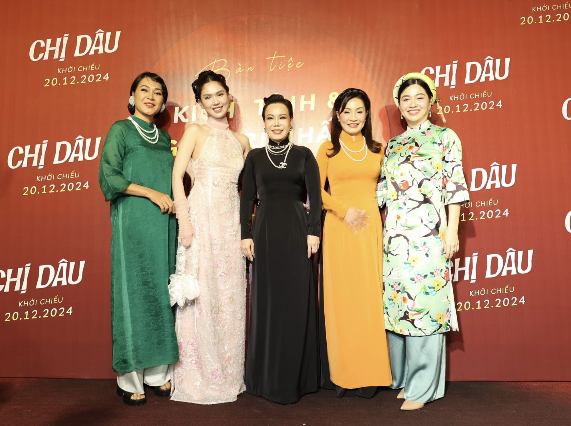 Vào chiều ngày 26/11, buổi showcase phim điện ảnh “Chị dâu” tại Nhà hát TP.HCM có sự góp mặt của những nghệ sĩ gạo cội Việt Hương, Hồng Đào và Lê Khánh. 