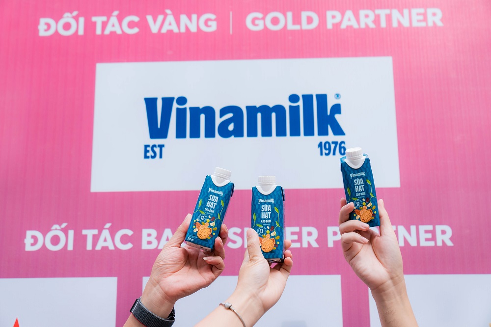 Runner trải nghiệm sữa hạt cao đạm Vinamilk trong race-kit - Ảnh: Vinamilk