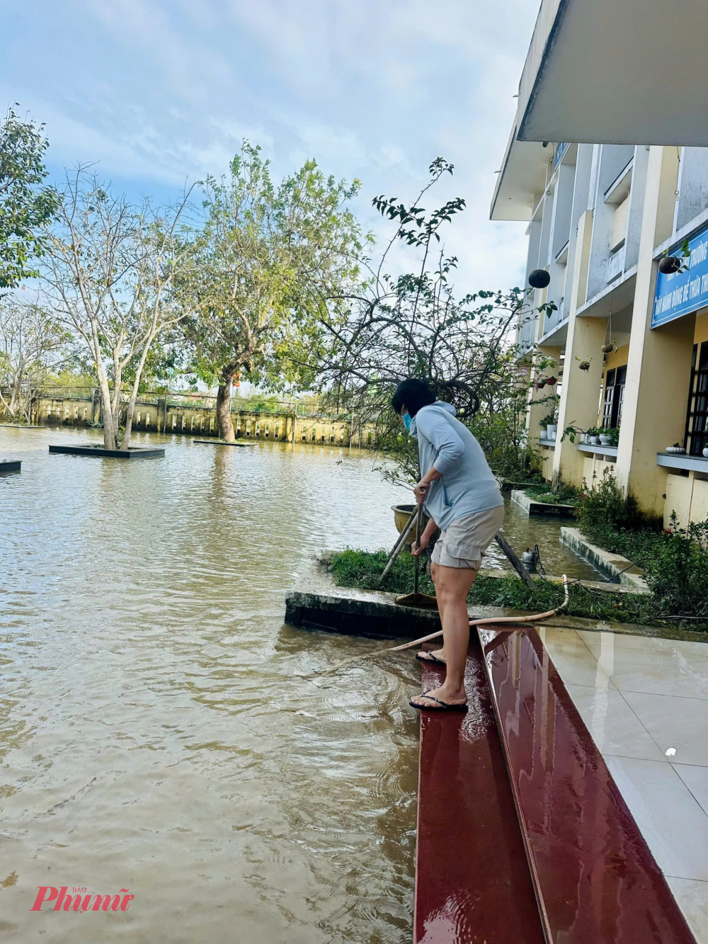 Trong ngày 27/11  sân trường THCS Thủy Thanh (Thị xã Hương Thủy) nước vẫn còn nhiều  các thầy cô tranh thủ đẩy bùn non