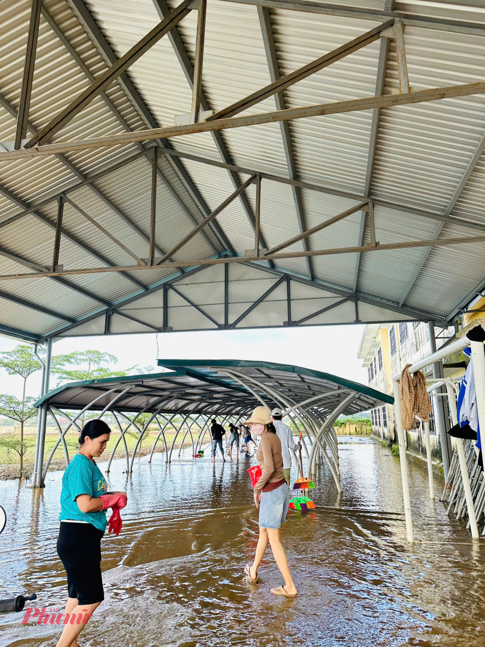 Cùng với cán bộ nhân viên, phụ huynh của nhà trường, các lực lượng vũ trang, thanh niên trên toàn tỉnh cũng được huy động tập trung tại vùng “rốn lũ” để hỗ trợ công tác vệ sinh, sớm ổn định cơ sở vật chất nhằm sớm đón con em trở lại trường.