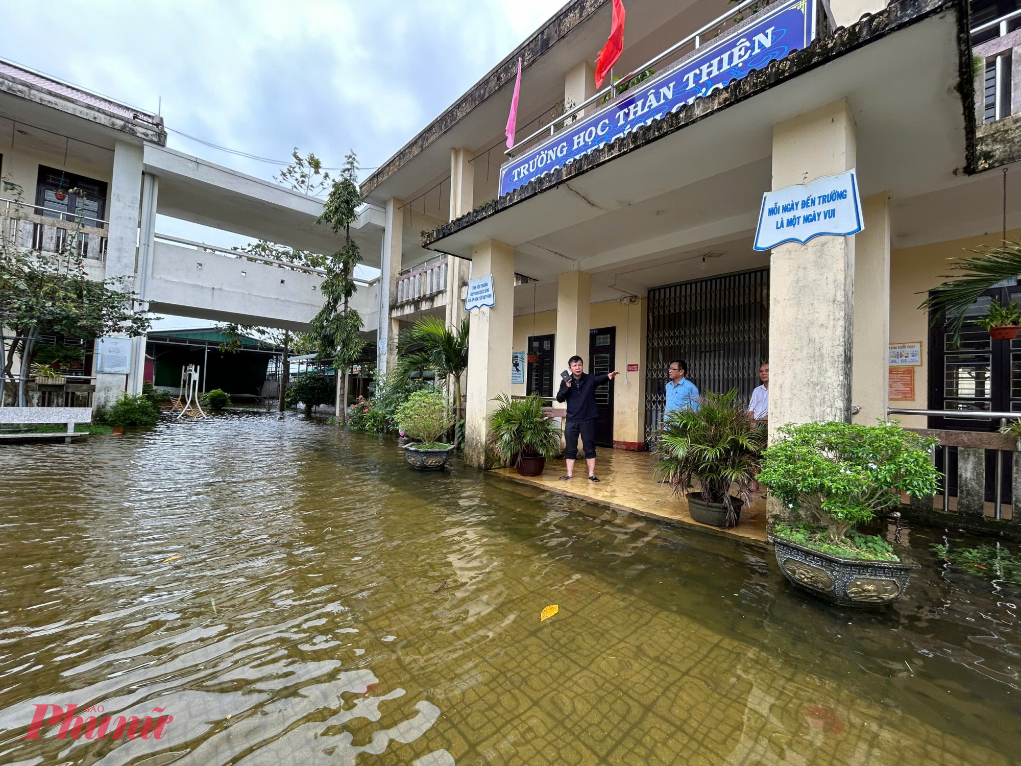 Ngoài ra lãnh đạo sở GD-ĐT tỉnh Thừa Thiên Huế nhắc nhở Ban giám hiệu nhà trường cần  phối hợp chặt chẽ với các ban ngành đoàn thể tại địa phương cũng như phụ huynh học sinh để có giải pháp đưa đón học sinh đến trường đảm bảo an toàn. Đối với chính quyền địa phương, cần quan tâm đầu tư hợp lí các hạng mục để đảm bảo các nhà trường có thể tổ chức dạy học, hạn chế thấp nhất việc nghỉ học dài ngày do nước ngập ứ đọng cục bộ. 