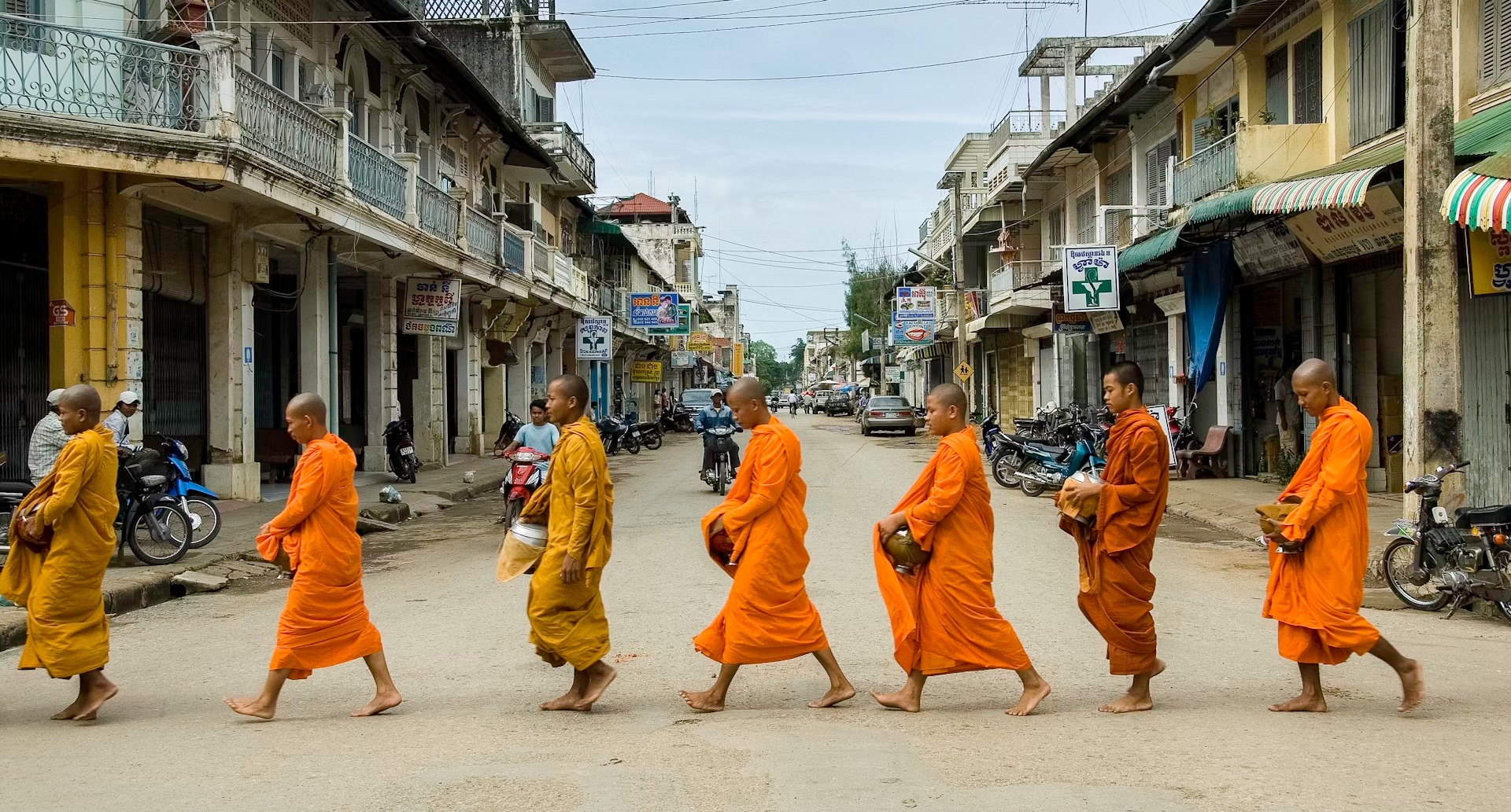 8. Bát Tam Bang Tốt nhất cho kiến ​​trúc lịch sử tương phản  Uốn lượn dọc theo bờ sông Sangker, Battambang là bộ mặt truyền thống của đô thị Campuchia và là một trong những thị trấn thời thuộc địa được bảo tồn tốt nhất của đất nước. Những con phố có cửa hàng lưu niệm có đủ mọi thứ từ quán cà phê Thương mại công bằng đến phòng trưng bày nghệ thuật. Phía sau thị trấn ở vùng nông thôn là một cụm đền thờ cổ, mặc dù không cùng đẳng cấp với đền Angkor, nhưng vẫn đẹp và ít đông đúc hơn.  Battambang cũng là nơi có Phare Ponleu Selpak đầy cảm hứng , một tổ chức phi chính phủ nghệ thuật nổi tiếng đào tạo các nghệ sĩ biểu diễn và tổ chức các chương trình biểu diễn nghệ thuật đầy cảm hứng kết hợp các kỹ năng xiếc với sân khấu và kể chuyện. Battambang là một thế giới khác xa với sự đông đúc của Phnom Penh và đám đông ở Angkor, và chắc chắn đáng để đi chệch khỏi con đường du lịch.\