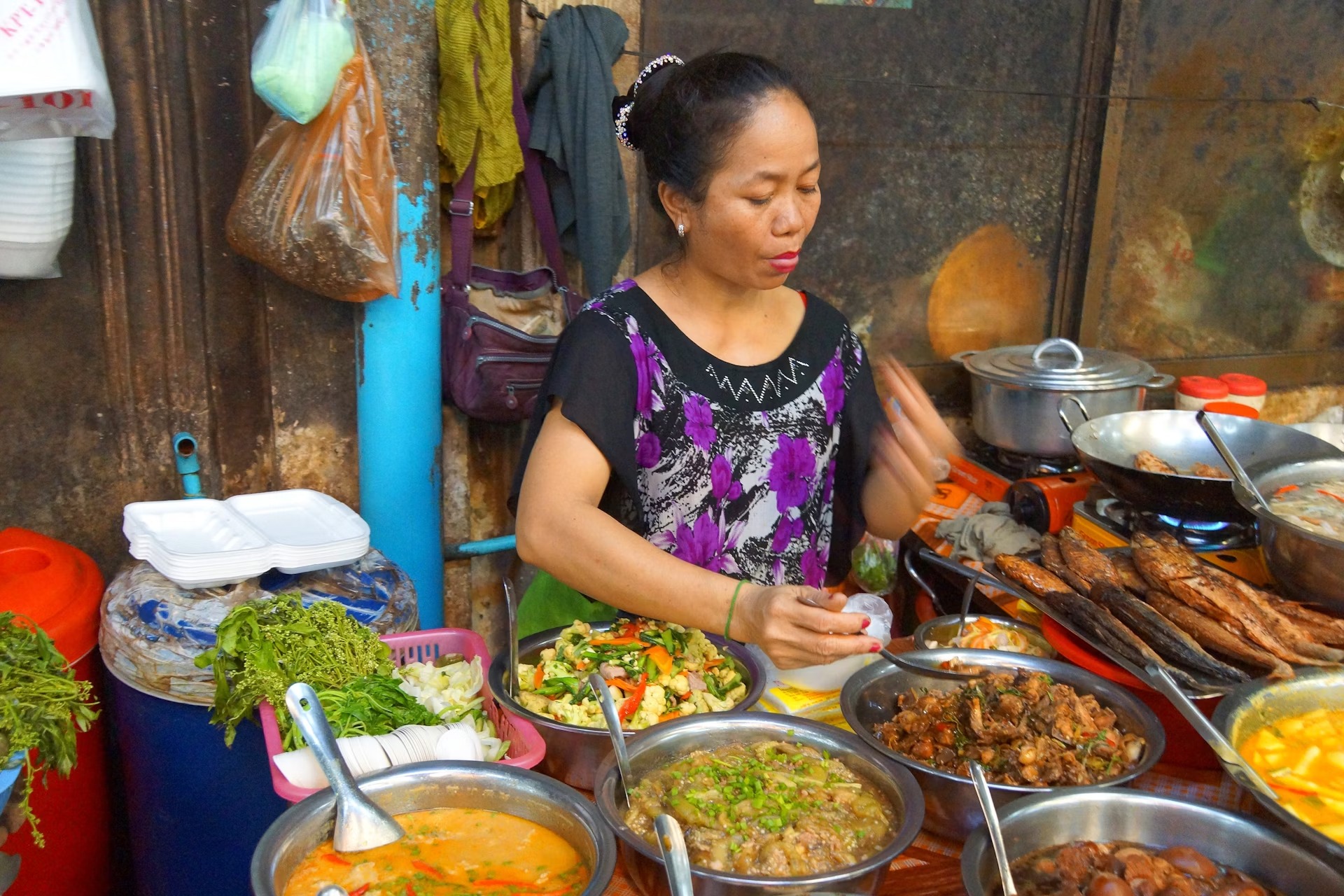 6. Xiêm Riệp Tốt nhất để nếm trải cuộc sống địa phương  Lý do tồn tại duy nhất của Siem Reap có thể là vì đây là cửa ngõ vào các ngôi đền Angkor, nhưng thị trấn quyến rũ này đã nổi lên như một điểm đến đẳng cấp thế giới nhờ vào nhiều nhà hàng, quán cà phê và quán bar tuyệt vời, chưa kể đến các khu chợ sôi động, cửa hàng thời trang sành điệu và phòng trưng bày nghệ thuật độc đáo.  Bên ngoài trung tâm thị trấn là những ngôi làng nổi tuyệt đẹp trên hồ Tonlé Sap, các hoạt động phiêu lưu như đi xe địa hình và đu dây zipline, cùng các hoạt động văn hóa như lớp học nấu ăn và khóa học võ thuật.  Để có trải nghiệm khác biệt, hãy đến những ngôi làng truyền thống gần đó, nơi bạn có thể trải nghiệm cuộc sống địa phương trong những ngôi nhà dân giản dị, thân thiện. Siem Reap bị ảnh hưởng nặng nề bởi đại dịch COVID-19, khiến nhiều doanh nghiệp phải đóng cửa, nhưng đã có một số động thái thực sự để xây dựng lại tốt hơn với những con đường được cải tạo, những khu vườn ven sông và làn đường dành cho xe đạp trên khắp thành phố.  Mẹo lập kế hoạch: Hãy tham gia một chuyến tham quan thành phố theo cách khác biệt và lướt qua những con phố của Siem Reap trên chiếc xe Vespa .