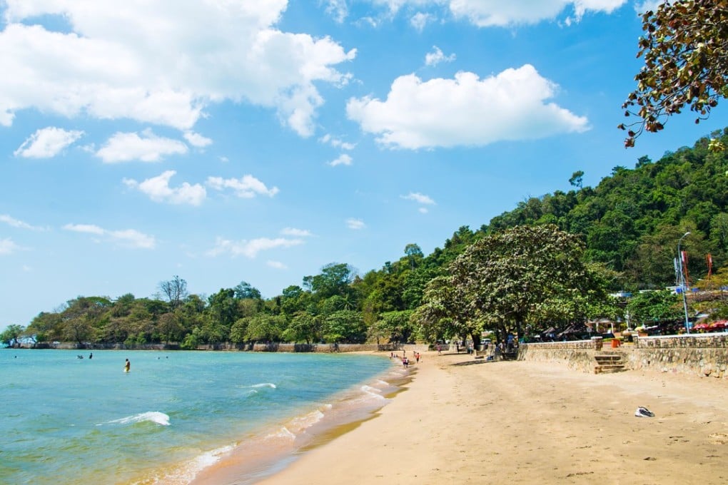 3. Kampot và Kep Tốt nhất cho phong cảnh nông thôn  Hai tỉnh song sinh ở phía nam này mang đến sự kết hợp hoàn hảo giữa sự thoải mái khi đi du lịch và tính cách đích thực cho những ai tìm kiếm trải nghiệm trọn vẹn hơn so với cảm giác dừng chân và nằm dài trên các hòn đảo. Thị trấn Kampot quyến rũ cung cấp nhiều nhà trọ cho khách du lịch ba lô, khu nghỉ dưỡng ven sông và khách sạn boutique, nơi bạn có thể dừng chân trong khi chiêm ngưỡng di sản kiến ​​trúc Pháp, khám phá dòng sông xinh đẹp bằng ván chèo hoặc thuyền kayak, hoặc mạo hiểm vào vùng nông thôn đồng quê trên hai bánh xe.  Khách sạn boutique quyến rũ bên bờ biển Kep có Chợ cua nổi tiếng, đi bộ đường dài trong Công viên quốc gia Kep và Koh Tonsay (Đảo Thỏ) gần đó , một địa điểm tuyệt vời để thoát khỏi sự ồn ào. Những cuộc phiêu lưu ở vùng nông thôn bao gồm chuyến leo lên Đồi Bokor đầy không khí, những ngôi chùa hang động ẩn giấu từ thế kỷ thứ 7 và tham quan các trang trại trồng tiêu mộc mạc.  Mẹo lập kế hoạch: Hãy dành thời gian đi thuyền qua các cánh đồng muối lúc hoàng hôn khi những người công nhân sử dụng ách và giỏ truyền thống để thu hoạch vàng trắng của vùng. - Ảnh: SCMP