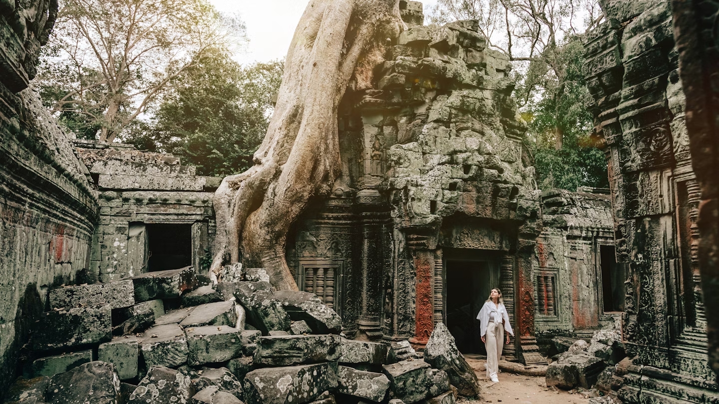 1. Các ngôi đền Angkor Tốt nhất cho tâm linh ngoạn mục  Quảng cáo   Một trong những điểm đến mang tính biểu tượng nhất thế giới, các ngôi đền Angkor thường xuyên chiếm vị trí số một trong danh sách các điểm tham quan hàng đầu thế giới. Các công trình mang tính biểu tượng nhất ở đây là Angkor Wat , công trình tôn giáo lớn nhất thế giới và Bayon , một trong những ngôi đền độc đáo nhất thế giới, với bộ sưu tập bí ẩn các khuôn mặt đá chạm khắc. Sau đó là Ta Prohm , nơi thiên nhiên hoang dã đã hoành hành trên các khối đá chạm khắc cổ xưa.  Người Khmer cổ đại đã đóng gói tương đương với tất cả các nhà thờ lớn của châu Âu vào một khu vực có diện tích bằng Los Angeles, vì vậy, bạn nên dành thời gian để khám phá. Có rất nhiều địa điểm đền thờ xa xôi có ít du khách hơn, bao gồm Banteay Srei được chạm khắc tinh xảo , tàn tích rậm rạp của Beng Mealea và đền kim tự tháp theo phong cách Maya của Prasat Thom tại Koh Ker.  Mẹo lập kế hoạch: Điều quan trọng là phải ăn mặc khiêm tốn để tôn trọng địa điểm này, nhưng điều này đặc biệt đúng nếu bạn dự định đến thăm tầng cao nhất của Angkor Wat. Bạn sẽ không được phép vào nếu không che cánh tay trên và mặc quần short ít nhất là đến đầu gối.