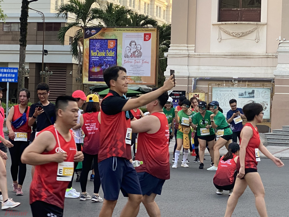 Giải marathon quốc tế TPHCM sẽ chạy qua các cung đường, điểm đến đặc trưng của TPHCM. Ảnh: Quốc Thái