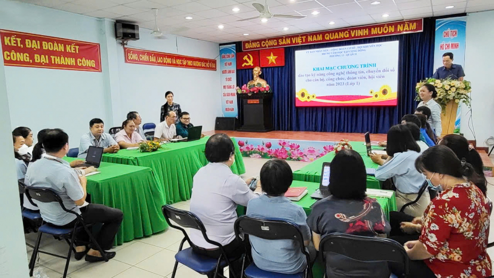 Lớp học kỹ năng công nghệ thông tin, chuyển đổi số do Trung tâm Học tập cộng đồng phường 13, quận 11 tổ chức năm 2023 - Ảnh: T.T.