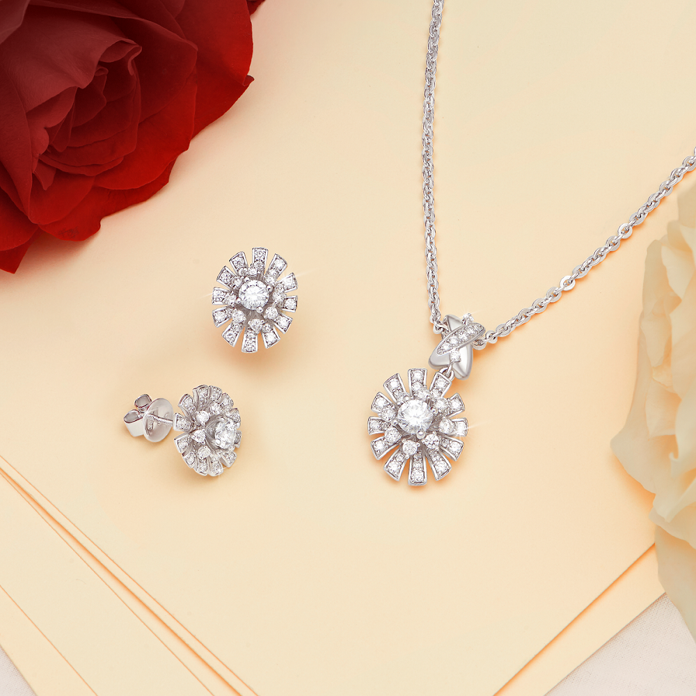 Phái đẹp có thể phối dây cổ Timeless Diamond cùng bông tai có thiết kế đồng điệu tôn vinh thần thái sang trọng khi diện các mẫu đầm trễ vai tay phồng - Ảnh: PNJ