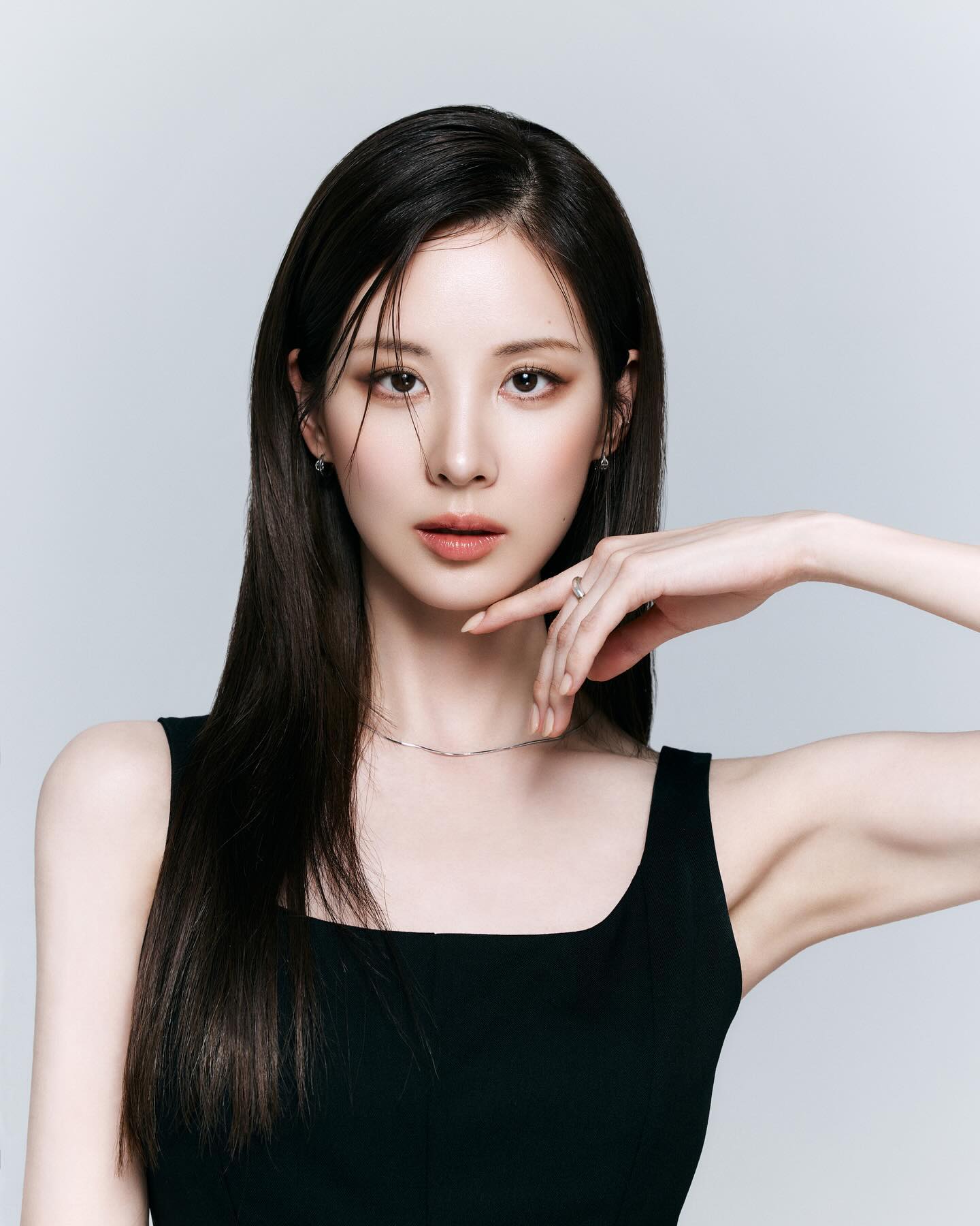 Seohyun (SNSD) - chú trọng dưỡng ẩm và chống nắng: Là thành viên của nhóm nhạc quốc dân SNSD, Seohyun sở hữu làn da trắng sáng mịn màng nhờ vào quy trình dưỡng da tỉ mỉ. Người đẹp duy trì làn da căng mướt nhờ vào việc sử dụng dầu dưỡng da, cô thường thoa dầu dưỡng sau bước làm sạch để khóa ẩm, giúp làn da và giữ được độ ẩm tự nhiên. Ngoài ra, Seohyun cũng có thói quen massage nhẹ nhàng vùng da quanh mắt bằng kem mắt, giúp kích thích tuần hoàn máu, giảm quầng thâm và bọng mắt, mang lại vẻ rạng rỡ và tươi trẻ. Kem chống nắng cũng là “vật bất ly thân” của mỹ nhân 9x mỗi khi ra ngoài, đóng vai trò như lớp màng bảo vệ da khỏi tổn thương gây ra bởi tia UV và góp phần làm chậm quá trình lão hoá.