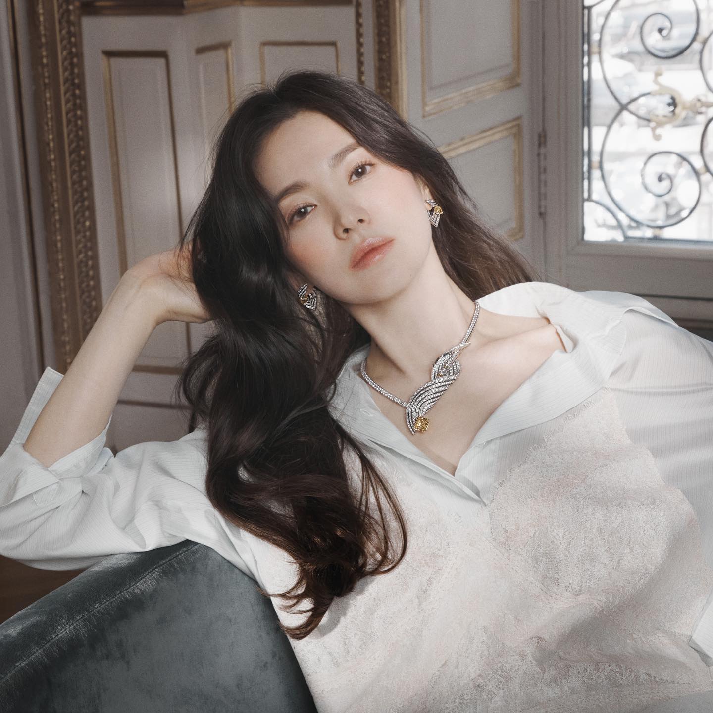 Song Hye Kyo - ưu tiên sản phẩm từ thiên nhiên: Ở tuổi ngoài 40, mỹ nhân họ Son không chỉ gây ấn tượng với nhan sắc tươi trẻ mà còn sở hữu làn da trắng mịn, rạng rỡ như thuở đôi mươi. Để duy trì vẻ đẹp bất chấp thời gian, nữ diễn viên đặc biệt quan tâm đến việc dưỡng da với các sản phẩm chiết xuất từ thiên nhiên. Cô thường xuyên sử dụng mặt nạ từ các nguyên liệu tự nhiên như lòng trắng trứng và mật ong để cung cấp dưỡng chất cho làn da. Đặc biệt hạn chế trang điểm đậm khi không cần thiết để da có thời gian được nghỉ ngơi, phục hồi tốt hơn. Ngoài ra, Song Hye Kyo tuân thủ chế độ ăn giàu vitamin với nhiều rau xanh và trái cây để nuôi dưỡng làn da từ bên trong, tránh ăn thực phẩm dầu mỡ, đồ ăn nhanh và luôn duy trì thói quen uống nước đầy đủ. 