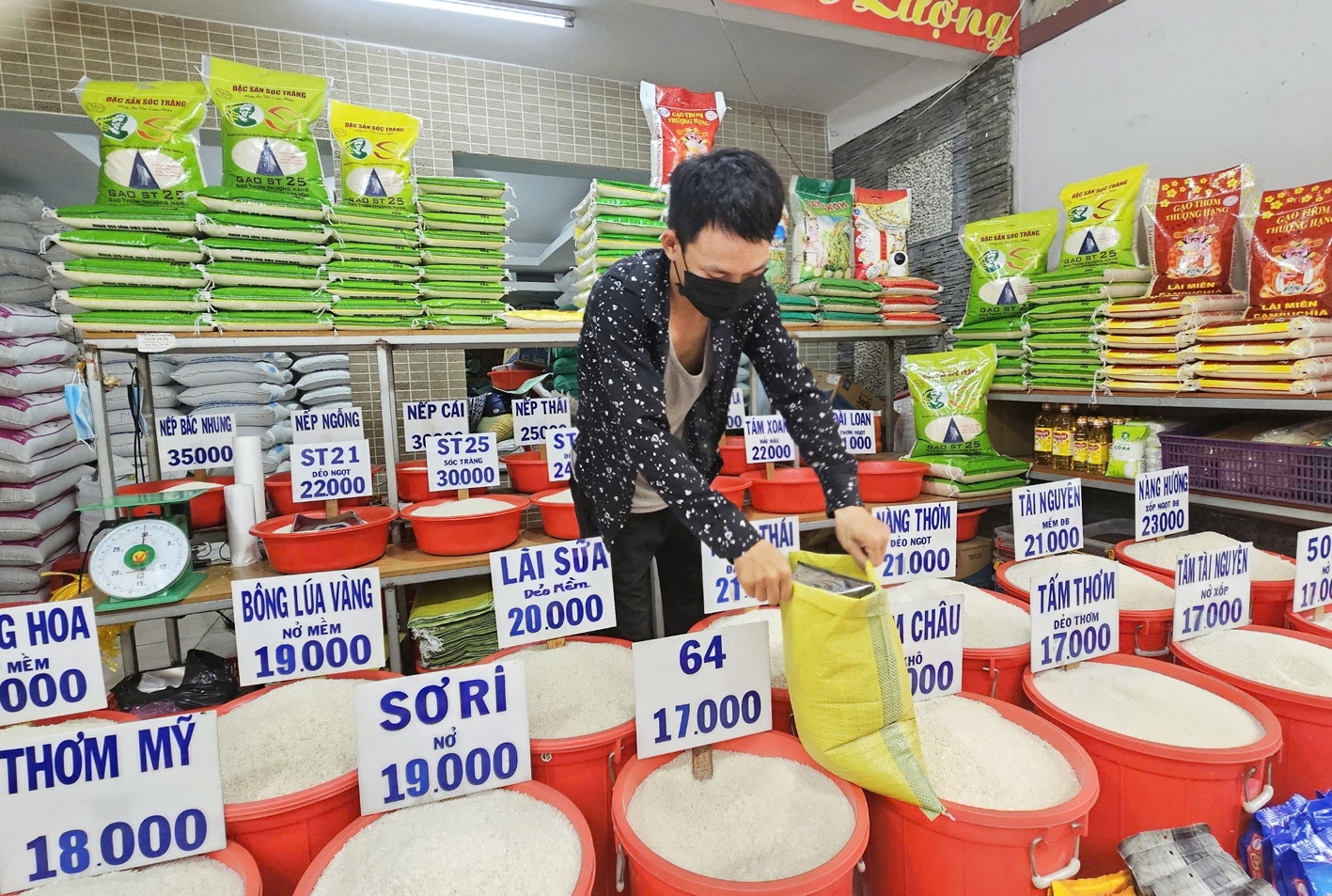 Phần lớn các cửa hàng, đại lý ở TPHCM bán gạo dưới dạng xá (bán theo ký, không có bao bì) nên người mua khó biết chính xác nguồn gốc, chủng loại - ẢNH: MAI CA (chụp tại một cửa hàng gạo ở TP Thủ Đức)