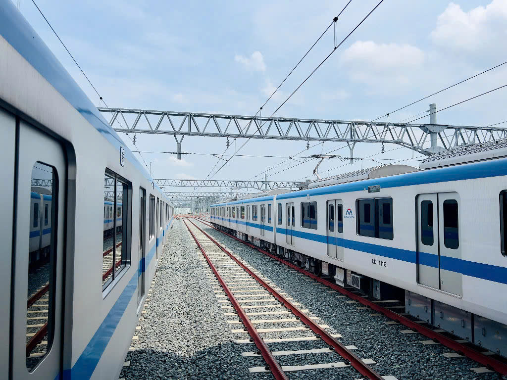 Metro chính thức đi vào vận hành khiến người dân như mở hội, háo hức đón chờ. (ảnh  MAUR)