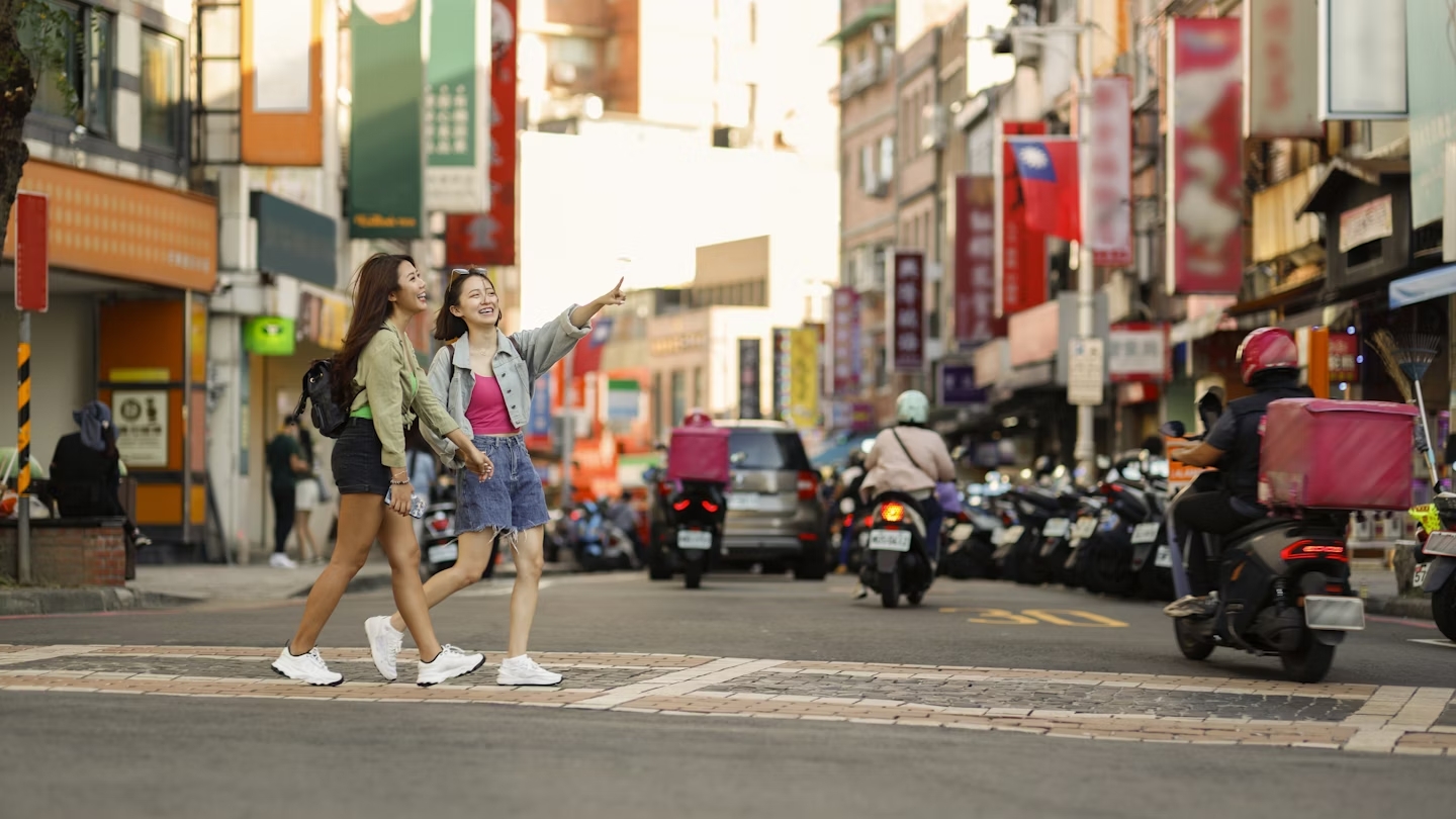 Mang theo chai nước có thể tái sử dụng giúp bạn tiết kiệm chi phí và hạn chế rác thải ra môi trường.