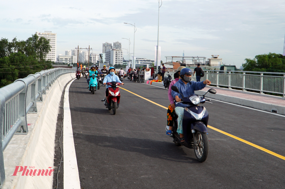 Các phương tiện giao thông đã được đi lên cầu rạch Đỉa mới - Ảnh: Vũ Quyền