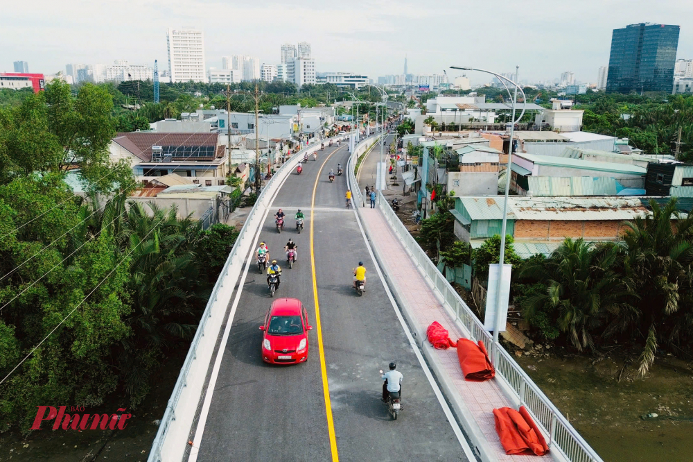 Cầu Rạch Đỉa mới được xây dựng bằng bê tông cốt thép và bê tông cốt thép dự ứng lực, chiều dài 318m, rộng từ 9 - 10,5m. Đường dẫn đầu cầu có tổng chiều dài 285m (118m phía quận 7 và 167m phía huyện Nhà Bè). Kèm theo đó là hệ thống thoát nước, hệ thống chiếu sáng, cây xanh… - Ảnh: Vũ Quyền