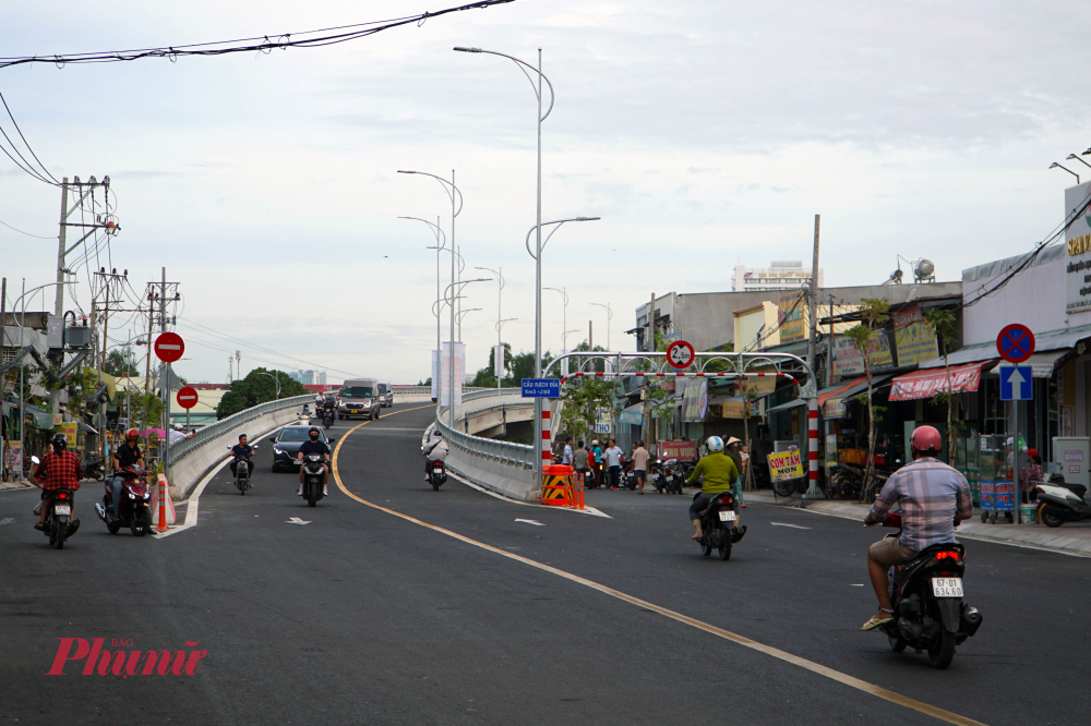 Dự án đầu tư xây dựng cầu Rạch Đỉa nối quận 7 và huyện Nhà Bè khởi công vào tháng 7/2023. Công trình có tổng mức đầu tư 512 tỉ đồng (chi phí xây lắp 146 tỉ đồng, chi phí bồi thường hỗ trợ, tái định cư 290 tỉ đồng) - Ảnh: Vũ Quyền