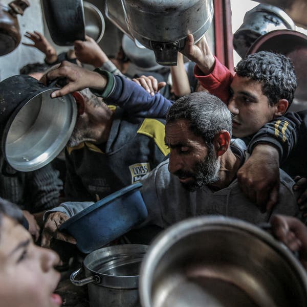 Tình trạng chen lần tranh giành mua thực phẩm diễn ra thường xuyên ở Gaza - Ảnh: AFP