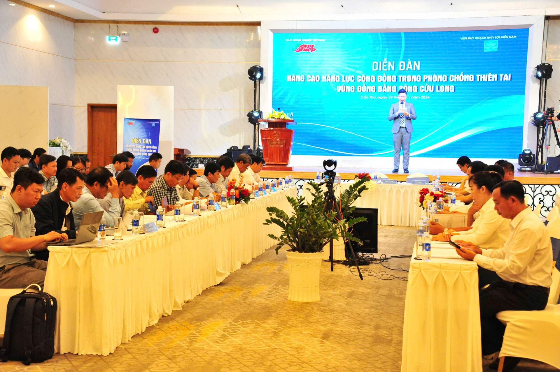 Quang cảnh diễn đàn