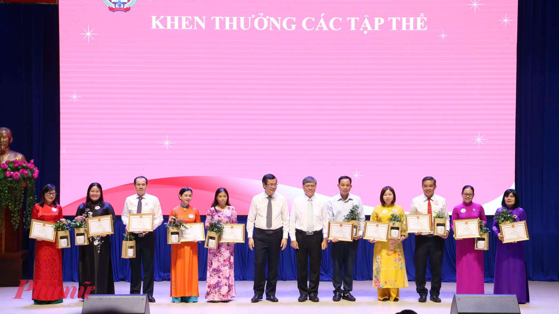 Khen tưởng các tập thể có thành tích tốt trong quá trình xây dựng Trường học hạnh phúc - Ảnh: Trang Thư