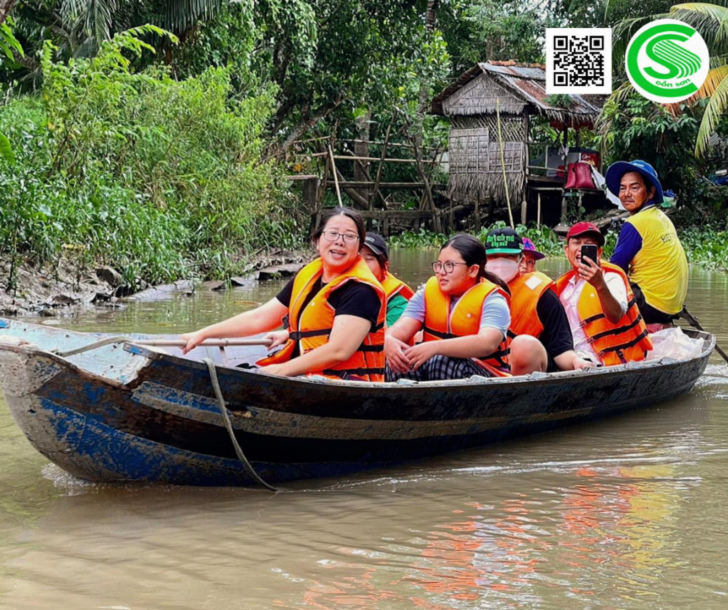 Du khách thích thú tham quan bằng đường thủy xung quanh TP Cần Thơ