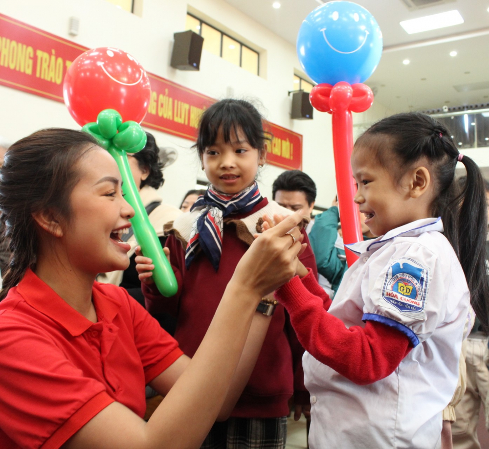 Hoa hậu Ngọc Châu đùa vui với các em nhỏ.