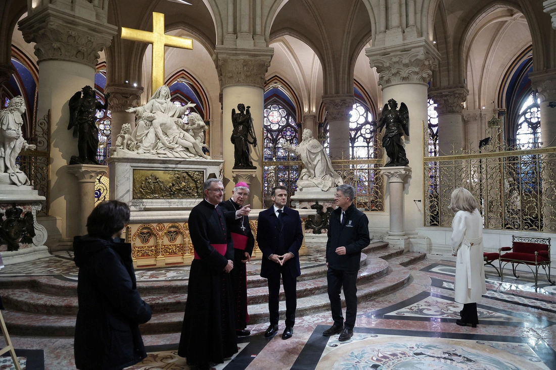 Tổng thống Pháp Emmanuel Macron đến thăm nhà thờ Đức Bà Paris (Notra-Dame de Paris).