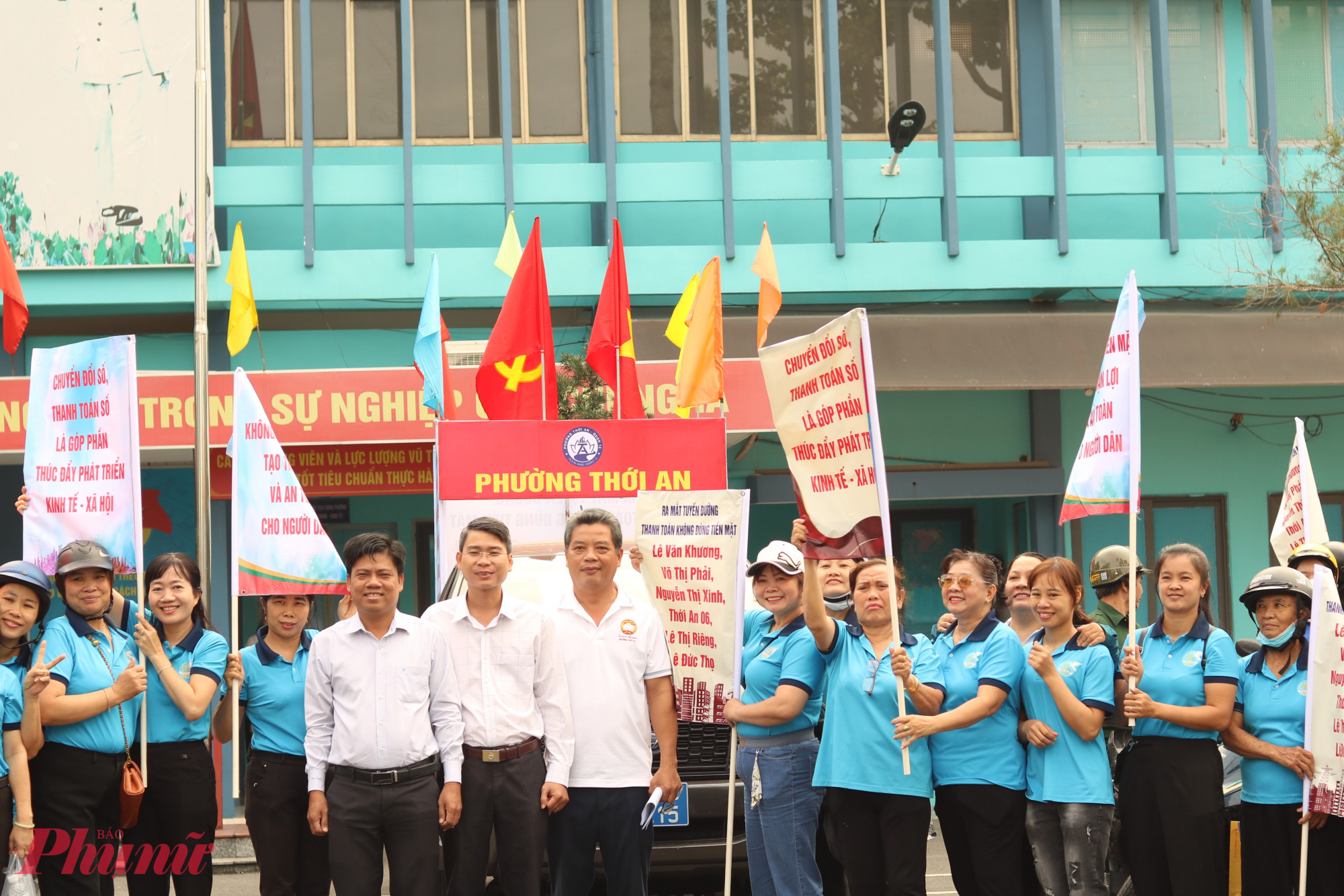 Ngay sau lễ ra mắt, các đại biểu đã cùng diễu hành qua những tuyến đường chính trên địa bàn phường để tuyên truyền, kêu gọi các cơ sở kinh doanh và người dân hưởng ứng mô hình. 