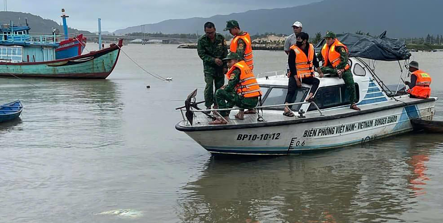 Ngành chức năng tìm kiếm 2 vợ chồng mất tích trên sông Đà Nông khi đang đi đánh bắt cá.