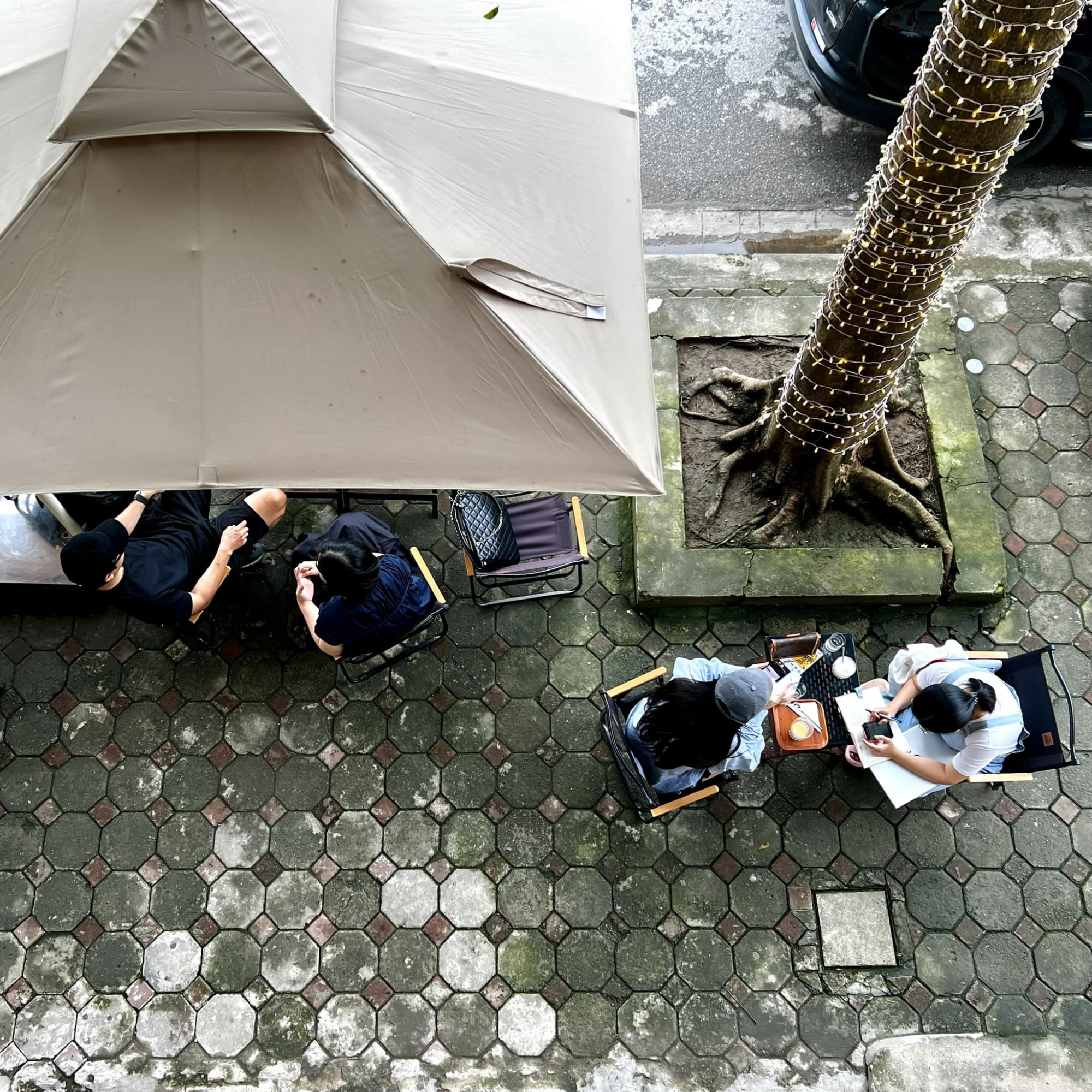 Quán có thêm không gian bên ngoài, đặc trưng như các quán cà phê khác ở Hà Nội