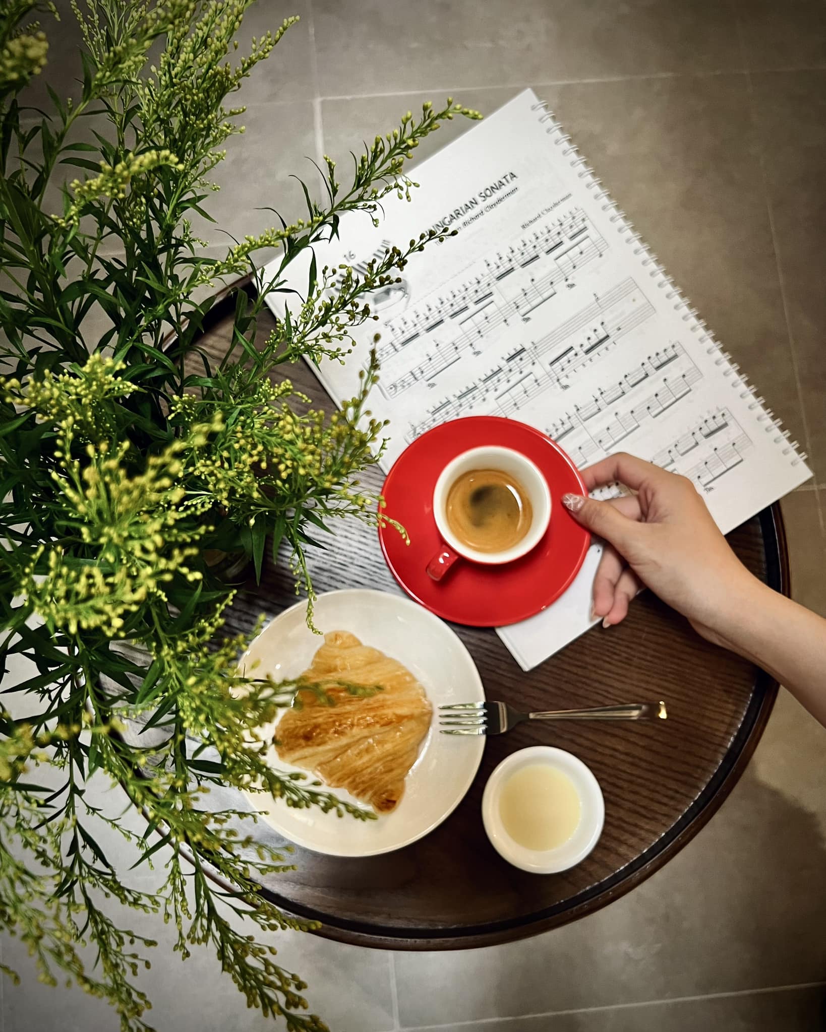 Mỗi loại đồ uống của quán đều mang theo một câu chuyện về thổ nhưỡng, cách mà những hạt cà phê từ vùng đất nào đó đã được mang đến, chắt chiu tại đây.