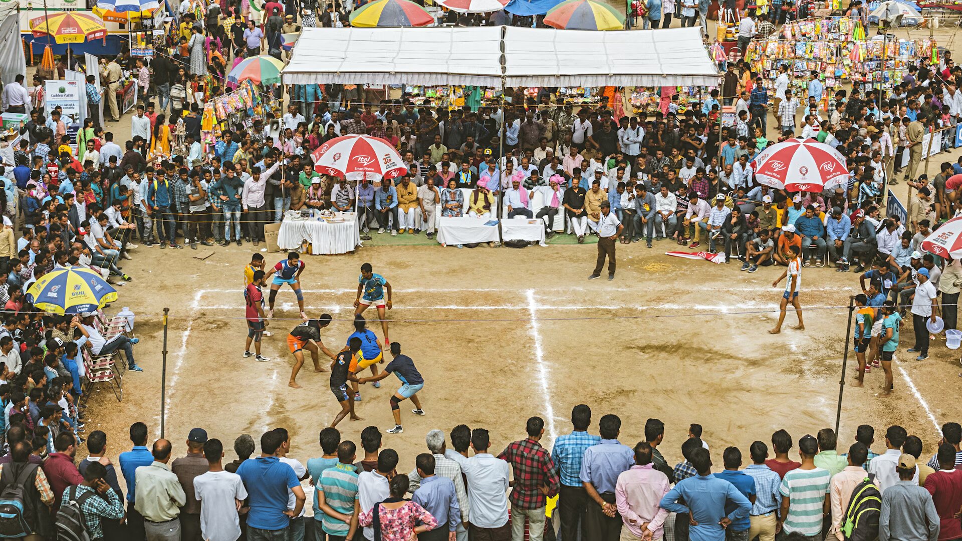 5. Kabaddi, Ấn Độ Một biến thể của trò chơi mà hầu hết chúng ta chơi ở sân trường, kabaddi rất giống trò đuổi bắt, chỉ khác là có luật chơi và hệ thống tính điểm khiến trẻ con phát khóc. Về bản chất: hai đội gồm bảy người chơi đối đầu nhau trên một đấu trường hình chữ nhật. Một người chơi từ đội tấn công, kẻ đột kích, vượt qua đường giữa ở giữa khu vực chơi và cố gắng chạm vào càng nhiều người chơi đối phương càng tốt. Nếu kẻ đột kích quay trở lại đội của mình, đội đó sẽ ghi được một điểm cho mỗi người chơi đối phương được chạm vào. Tuy nhiên, đội kia có thể ngăn cản người chơi quay lại, trong trường hợp đó, đội đó sẽ không ghi được điểm nào. Một điểm bổ sung sẽ được thưởng nếu kẻ đột kích bước qua vạch thưởng. Ngoài ra, tất cả những điều này phải được thực hiện trong một hơi thở. Đơn giản phải không?  Mặc dù được coi là môn thể thao quốc gia ở Bangladesh , nhưng Ấn Độ có lẽ là quốc gia có giải đấu cạnh tranh nhất. Được mệnh danh là Pro Kabaddi , giải đấu này diễn ra một cách ấn tượng tại các sân vận động trên khắp đất nước, nơi các cầu thủ xoay người, đá, cúi người và lặn quanh đấu trường, được đám đông lớn, ồn ào tràn ra từ khán đài cổ vũ.