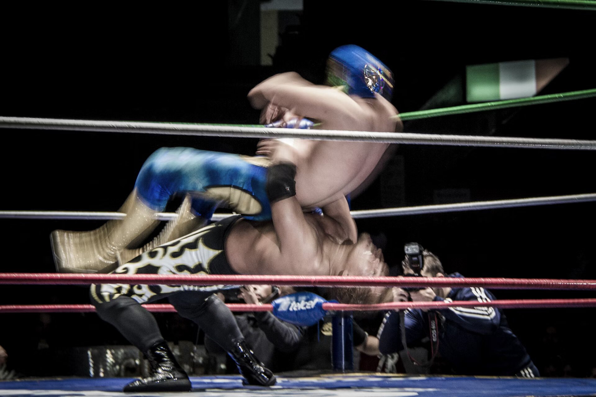 3. Lucha libre, Mexico Một phần là thể thao, một phần là kịch nghiệp dư, lucha libre là một hình thức đấu vật tự do có lượng người hâm mộ trung thành tại quê hương Mexico . Thành phố Mexico là nơi có hai địa điểm Lucha Libre huyền thoại: Arena México, được gọi là Nhà thờ Lucha Libre và Arena Coliseo, một trong những đấu trường đấu vật lâu đời nhất tại đất nước này. Cả hai đều mang đến những trải nghiệm ly kỳ cho người hâm mộ môn đấu vật Mexico.   Những người tham gia nổi tiếng với những chiếc mặt nạ cầu kỳ, giúp giữ bí mật danh tính của họ. Cho đến khi họ bị đánh bại trong một cuộc chiến có mức cược cao, thường đòi hỏi người thua cuộc phải lộ mặt (những hình phạt nhục nhã khác bao gồm việc cạo trọc đầu).  Chắc chắn sẽ hấp dẫn người xem, và bầu không khí nồng nhiệt của rượu tequila làm tăng thêm cảm giác của sự kiện. Đừng quên mang theo một ít tiền lẻ: khi khán giả ấn tượng với một đô vật chiến thắng, họ sẽ ném tiền vào họ. Sau đó, đô vật sẽ thu thập những đồng tiền đó và cất giữ trong một chiếc bình kỷ niệm để nhắc nhở họ về chiến thắng.